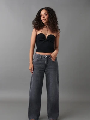 Baggy jeans från Gina tricot - Säljer ett par mörkgråa baggy jeans från Gina Tricot, modell Perfect Jeans. De är mid waist och breda ben för en riktigt trendig och avslappnad look. Jeansen är i klassisk denim med fem fickor och dragkedja med knapp framtill. Har använt dom väl men är i jättebra skick🩷