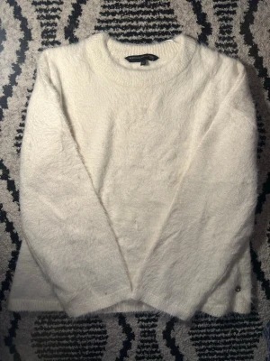 Vit stickad tröja Pernilla Wahlgren - Mysig vit stickad tröja från Pernilla Wahlgren Design i storlek L. Har använt bara 3 gånger 💞