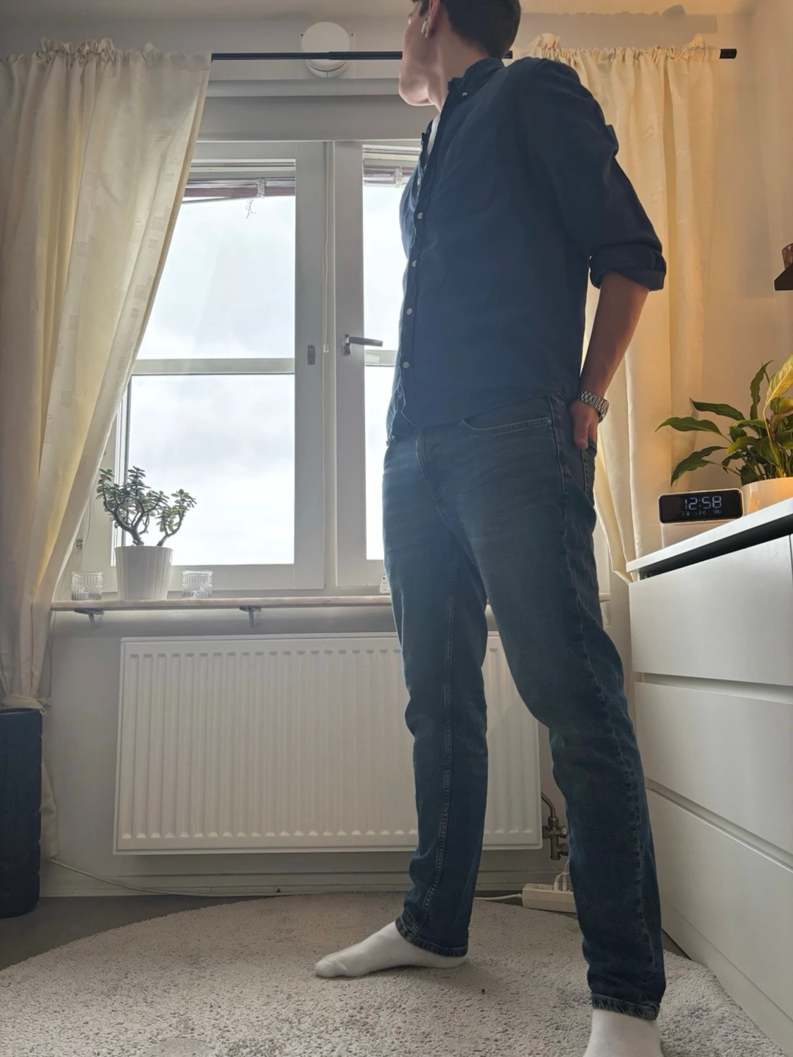 Mörkblå skjorta med knappar - 2