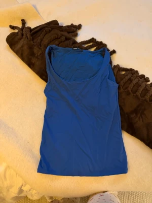 Blå linnetopp från Zara - Säljer en enkel och stilren blå linnetopp från Zara i storlek M. Toppen har rund halsringning och ärmlös design, perfekt för varma dagar. Materialet känns mjukt och lätt mot huden.