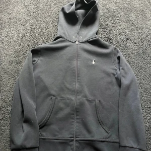 Svart hoodie från Polo Ralph Lauren - Svart polo Ralph lauren zip hoodie.                                    Storlek S.                                                    Skick 8/10.                                               Kom privat vid frågor å funderingar😊