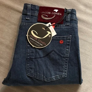 Jacob Cohën Jeans | 33 - Helt nya Jacob Cohën Jeans | Färg: Mörkbrå/Grå | Storlek: 33 | Mått: W41,5cm. L104cm | Modell: 1014 | ActiveResell