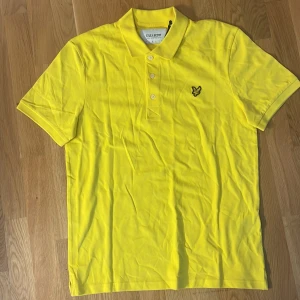 Lyle & Scott piké - Detta är en piké som ser väldigt elegant ut men är minst lika bekväm som en hemma T-shirt💵☁️. Den är i helt perfekt skick aldrig använd. Kontakta för mer info! 😁