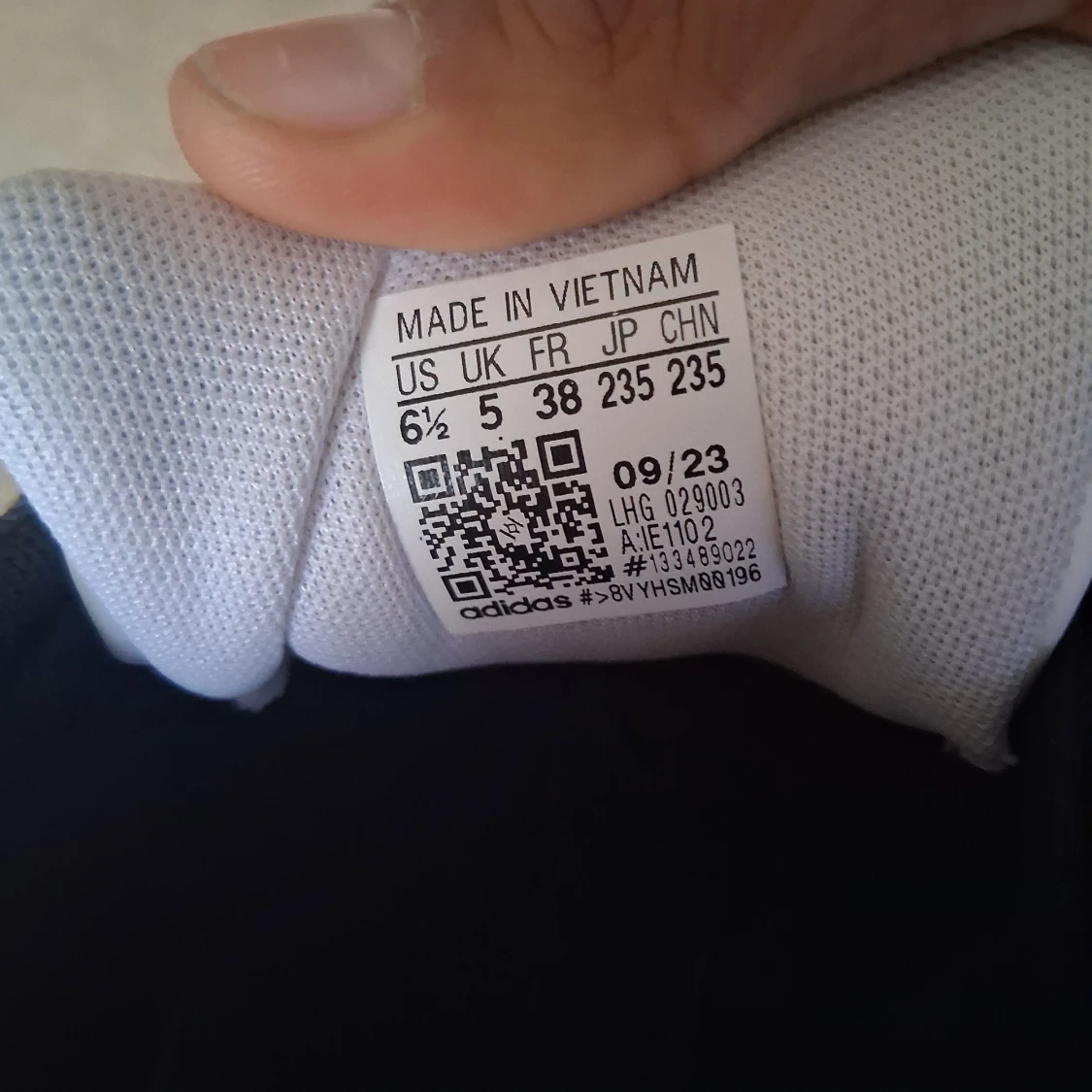 Svarta och vita sneakers från Adidas - 1