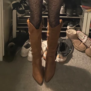 stövlar - supersnygga stövlar med klack, använder inte så ofta därav säljer jag 