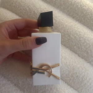 YSL parfym🤍 - Endast testat en gång! Fick denna parfymen i present men tyvärr tyckte jag inte om doften 😒
