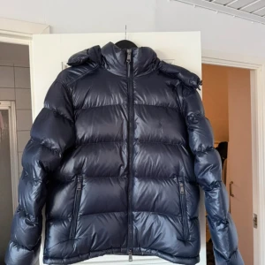 Mörkblå pufferjacka från Polo Ralph Lauren - Tjena! Säljer då min Ralph Lauren jacka då den inte kommer till användning. Använd max 2-3 gånger förra vintern så den är som ny. Inte ett märke eller liknande och dragkedjan funkar fint. Nypris 6500, mitt pris 4200. Pris kan diskuteras vid snabb och smidig affär. Äktehetsbevis synd på sista bilden. 