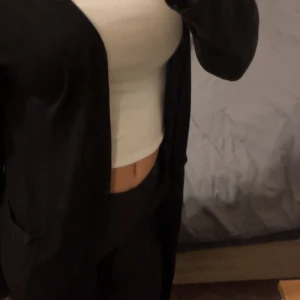 Svart topp - Säljer denna svarta långa koftan ifrån H&M. Den har två stora fickor på sidorna och även två slitar på sidan 🖤