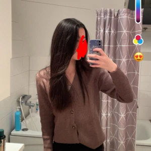 Brun stickad kofta med knappar - Mysig kaffebrun stickad/ribbad kofta med v-ringning och knappar framtill. Perfekt att ha till hösten! 🍁🍂Långärmad och i en klassisk, enkel modell som funkar till det mesta.