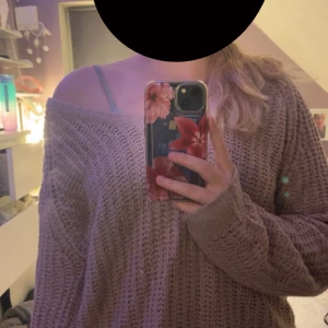Ljusrosa stickad tröja - Supermysig ljusrosa stickad tröja från lager 157 med en slags offshoulder-look och v-ringning. Tröjan har en loose passform, långa ärmar och grovstickat mönster. Perfekt för lager-på-lager och chill dagar 🍁💞