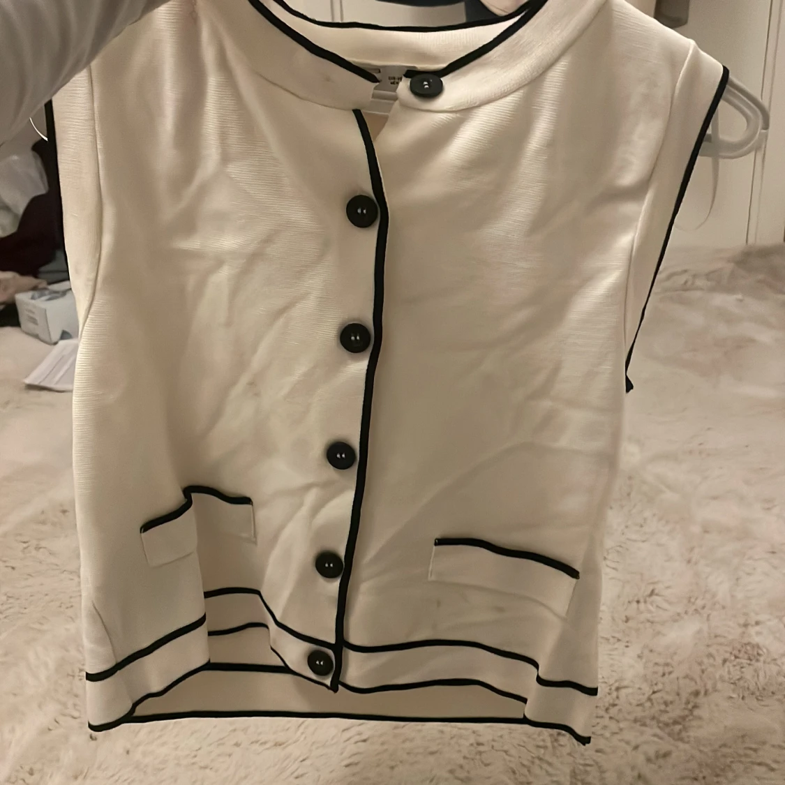 Vit tröjamed svarta detaljer från MNG - 3