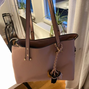 Vintage handväska - Jättefin rosa vintage handväska. Använd men i väldigt bra skick. Pris kan diskuteras 