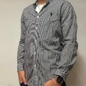 Polo Ralph Lauren Skjorta | M - Säljer en sjukt fet Ralph Lauren skjorta| Nypriset ligger på ~ 1800kr, mitt pris, 199kr | Storlek M, slim fit | Jag på bilden är 181,71kg | Inga synliga defekter, därav mycket bra skick | Skriv vid intresse ! 💫😉