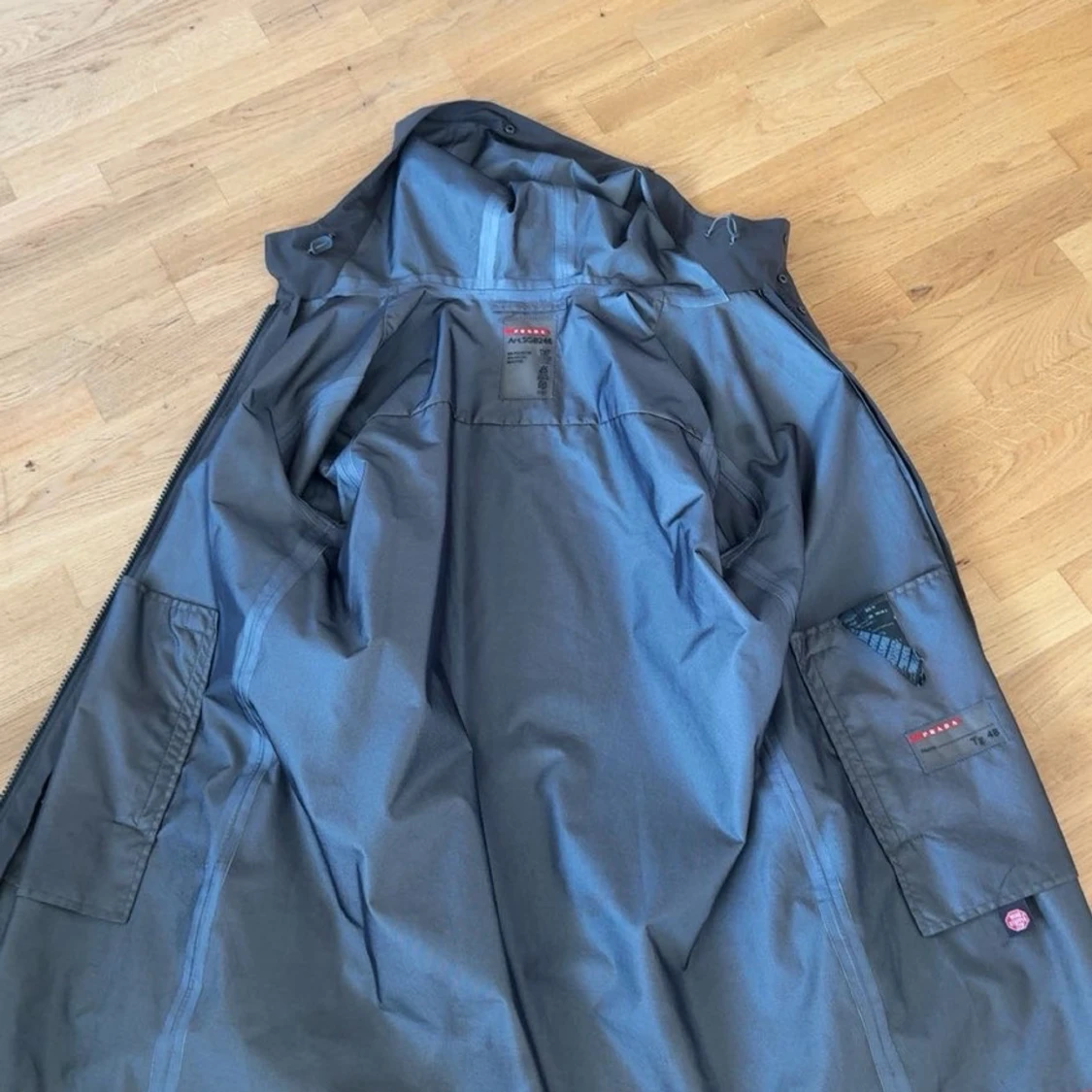 Svart dunjacka med huva från Prada 3 jackor i en! - 1