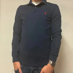 Polo Ralph Lauren Långärmad Pike | S - Säljer en sjukt fet Ralph Lauren pike | Nypriset ligger på ~ 1600kr, mitt pris, 249kr | Storlek S | Jag på bilden är 181,71kg | Inga synliga defekter, därav mycket bra skick |  Skriv vid intresse ! 💫😉