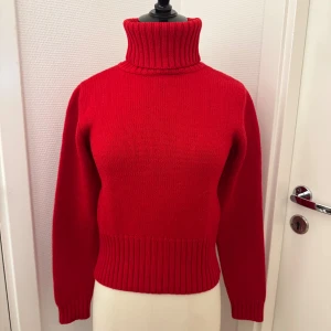 Röd polotröja ca stl S ❤️ - Snygg röd polotröja från Claude Zana Paris med hög ribbad krage och breda ribbade muddar. Stickad i en blandning av ull och syntet. Snygg till jeans eller glansig kjol. Perfekt i höst eller härlig färg till julen. Ca small beroende hur den ska sitta.  Finns på Hägerstensåsen i Stockholm om du vill hämta. 