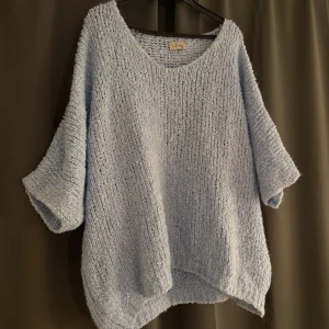 Ljusblå stickad tröja  - Supermjuk och oversized ljusblå stickad tröja. Tröjan har en lös passform, trekvartsärmar och rund halsringning. Perfekt för lager-på-lager och chill dagar. Skulle säga ca storlek L