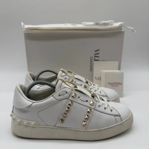 VALENTINO ROCKSTUD - Valentino rockstud - Skick: 8,5/10 - Storlek 38 - Tillbehör: Kort - Nypris 7700kr - Hör av dig vid minsta fundering