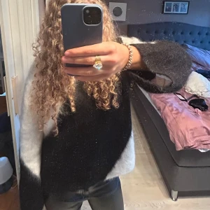 Svartvit stickad tröja & Other Stories - Supersnygg stickad tröja från &otherstories, superbra skick, aningen början till smutsig inuti vid kragen se sista bild. Men har inte testat o tvätta bort😊 