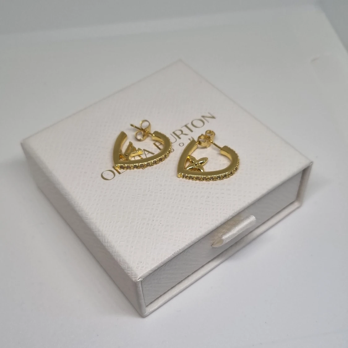 Guldörhängen med stenar  - 1