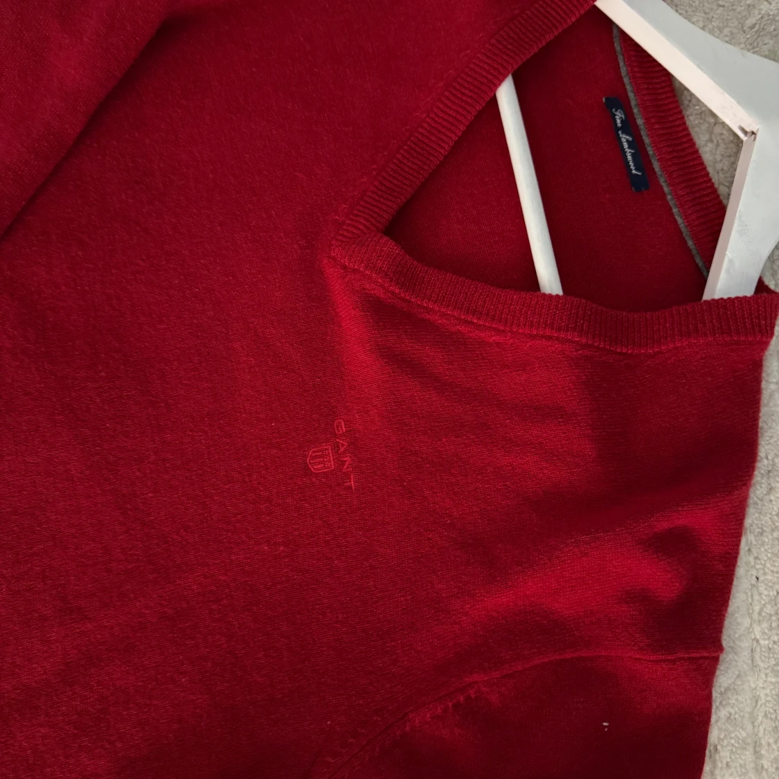 Röd v-ringad tröja från GANT - 2