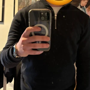 Svart half zip sweatshirt - Säljer på grund av att jag rensar garderoben köpt för 1000 tyvärr glömt vad märket heter, spegeln är lite smutsig inte tröjan 🙌