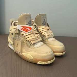 Jordan 4 Off White  - Hej! Jag säljer ett par Jordan 4 Off-White Beige i storlek 40.5. Skorna är i helt nyskick och har endast provats. Tveka inte att höra av dig om du har några frågor eller vill ha fler bilder.