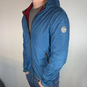 Colmar Windbreaker - En väldigt snygg windbreaker från colmar i fint skick! Storlek 48 sitter som M. Hör av er vid frågor! 