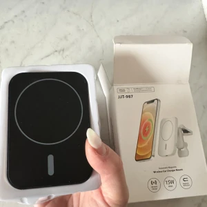 Automatic Magnetic Wireless Car Charger Mount - Magnetisk trådlös bilhållare och laddare med 15W max effekt. Passar både iPhone och Android, fästs enkelt i bilens ventilationsgaller. Komplett med USB-kabel och monteringsdelar, i nyskick utan synligt slitage. Billaddare mobilladdare 🎁