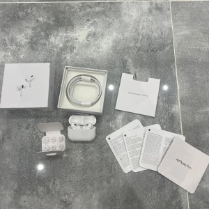 AirPods Pro 2 - Säljer ett par helt nya AirPods Pro 2 från Apple, komplett i oöppnad originalförpackning med laddningsetui och kabel. Perfekt skick, aldrig använda. Aktiv brusreducering och fantastisk ljudkvalitet. Passar alla Apple-enheter. 