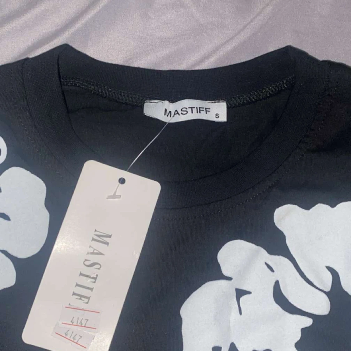 Svart t-shirt med vita blommor Mastiff - 2