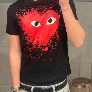 Comme des garçons t-shirt - Säljer denna stilrena cdg t-shirten i storlek S. Ny med prislapp, aldrig använd och inga defekter. Jag är 179 på bilderna. Pris går att förhandla, men bara vid snabb affär💸