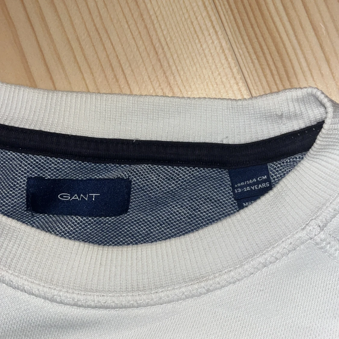 Vit GANT tröja med logga.  - 2
