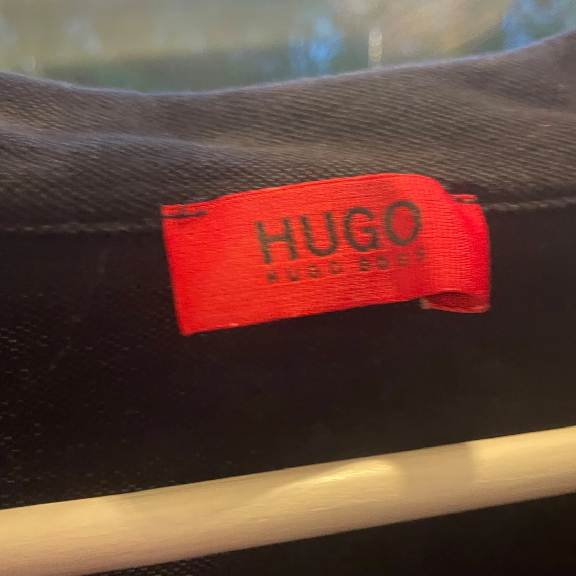 Svart Hugo Boss henley med bruna detaljer - 1