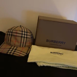 Burberry keps  - Helt ny! Box,dustbag o dags medkommer. LÄTT ATT GÅ NER I PRIS!