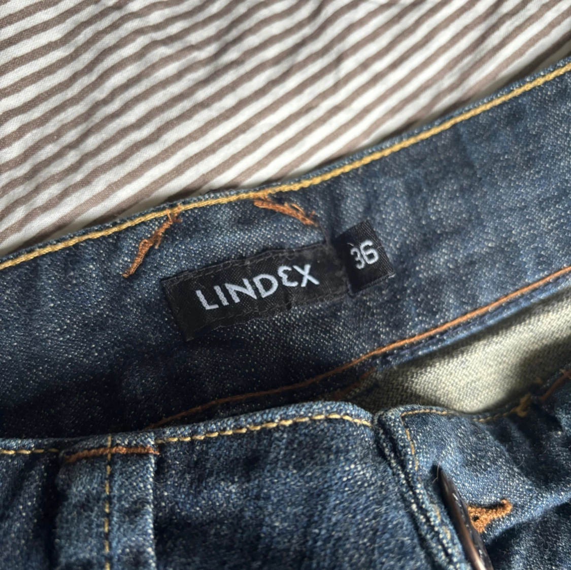 Mörkblå jeanskjol från Lindex - 3