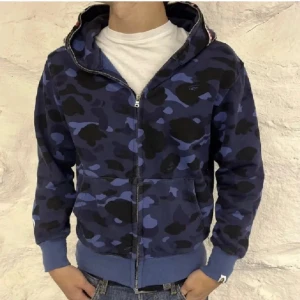 BAPE Hoodie  - Ahop? En till BAPE hoodie till salu, men denna är ÄNNU COOLARE! Är du också trött på att enbart ha en luva på din hoodie, då har vi det perfekta för dig… HELA 2 LUVOR! (Vad det ska vara bra för). Den är riktigt frän men tyvärr har jag bills att betala och en mage att underhålla så kom gärna med bud tack, kan finnas en tagg någonstans…