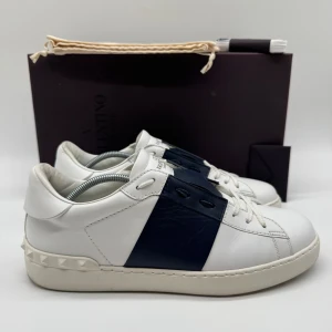 VALENTINO OPEN - Valentino open - Skick: 9,5/10 - Storlek 41 sitter som 42 - Tillbehör: Enbart skorna - Nypris 7700kr - Hör av dig vid minsta fundering