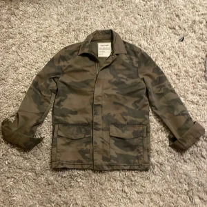 Camouflagejacka från Zadig & Voltaire - Zadig Voltaire jacka som kostar nu pris 6000kr+ Snygg camouflagejacka från Zadig & Voltaire med klassisk krage, dragkedja och stora fickor framtill. Helt ny oanvänd