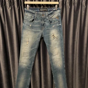 Replay anbass  - Replay anbass - skick 9/10, väldigt bra skick! - stl 29/32 - sjukt feta jeans med feta slitningar! - hör av er vid måtten eller andra frågor🙌