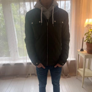 Field Jacket - Field jacket ifrån Selected homme. Stoleken är M. färgen är Olivgrön. Modellen är 177cm och väger 65 kg. Skriv för mer information ✅