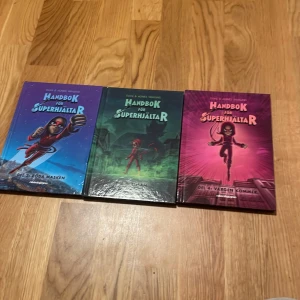 Handbok för Superhjältar (Del 2: Röda Masken, Del 3: Ensam, Del 4: Vargen Kommer) - Upptäck spännande äventyr med Handbok för Superhjältar! Färgstarka illustrationer och actionfyllda omslag lockar dig som gillar superkrafter, mysterier och coola hjältar. Perfekt för dig som vill ha fartfylld läsning och inspireras av mod och vänskap.
