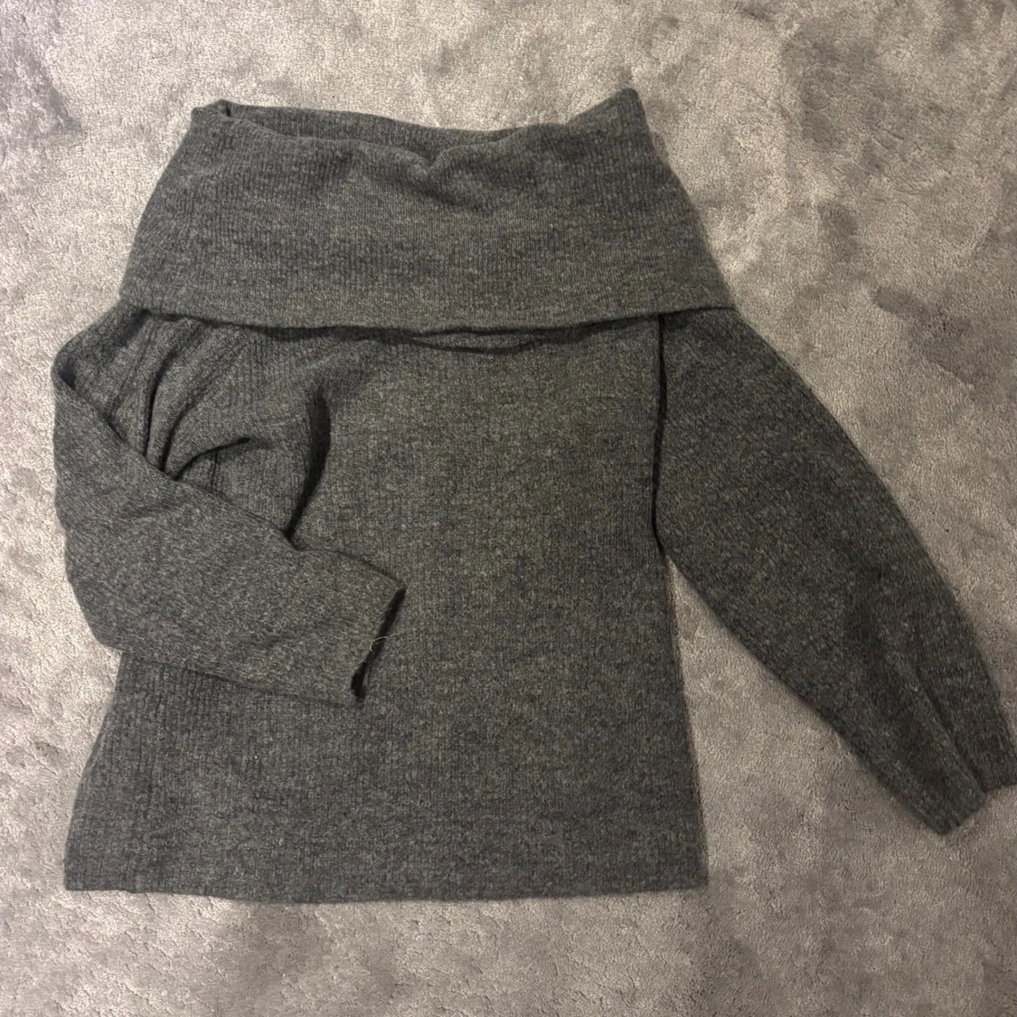 Grå offshoulder stickad tröja