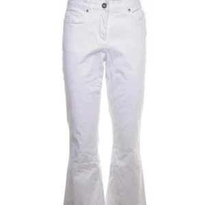 Utsvängda vita jeans  - Supersnygga vita bootcut/flare jeans från Dolly Wood i storlek 42 och i fint skick!