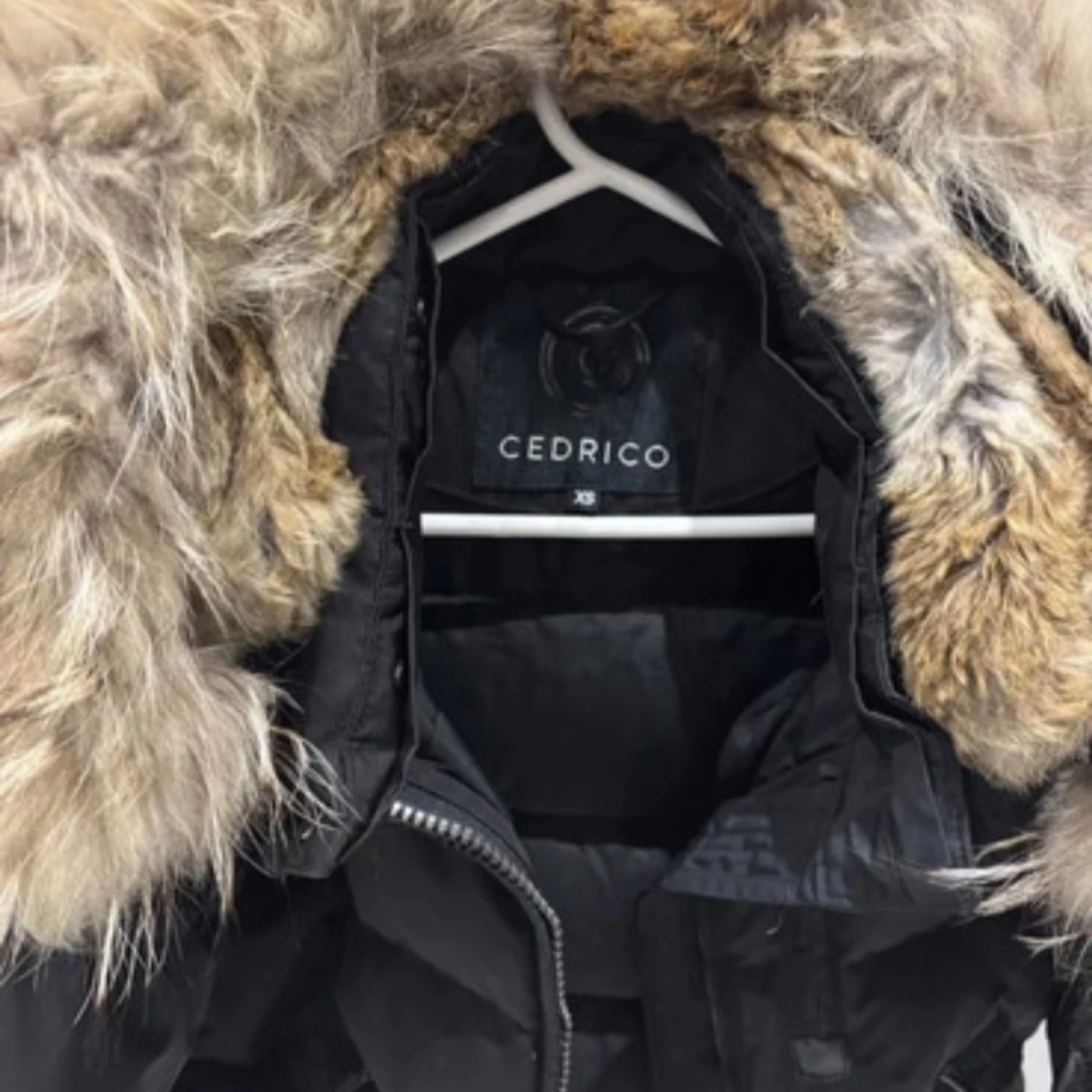 Svart pufferjacka med päls från Cedrico - 1