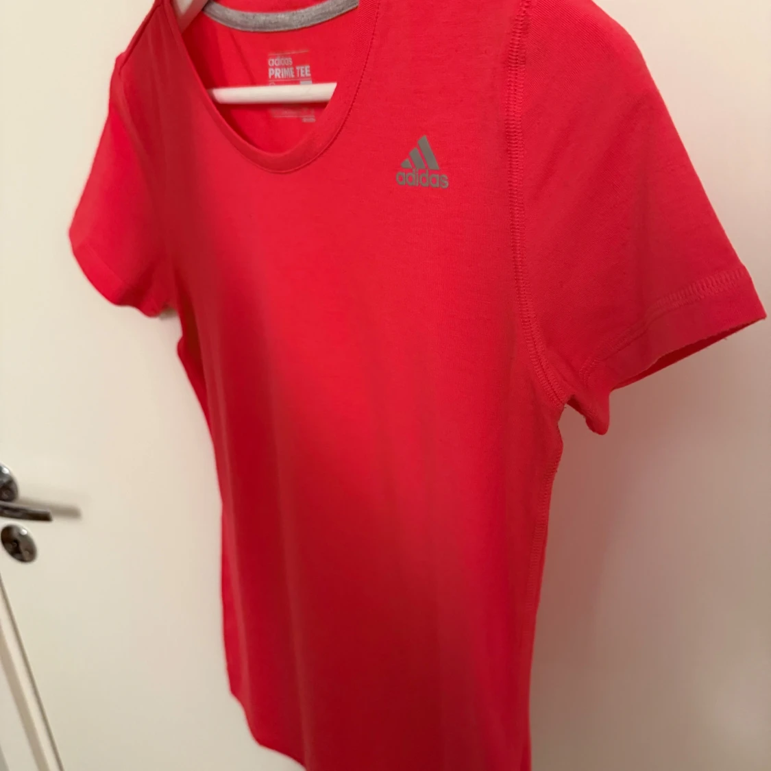 Ny Adidas korall t-shirt, storlek S - 2