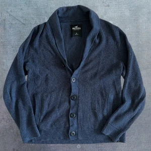 Hollister Kofta - Kofta från Hollister, riktigt fin och i bra skick. Storlek S, längd: 62, bredd: 49, arm: 56,5. Modellen är 175, 59kg. Skriv vid frågor