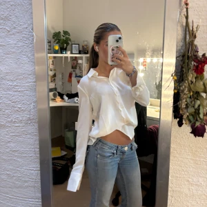 Vit blus  - Säljer den här jättefina blusen så den tyvärr har blivit för tight för mig över axlarna!! Den är i mycket bra skick och otroligt bekväm!! Hör av er om ni har fler frågor💞