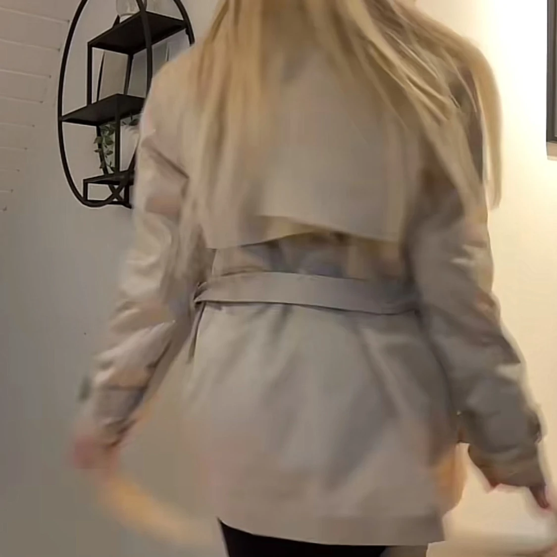 Beige trenchcoat med bälte - 1