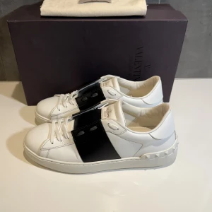Valentino Open  - Valentino opens i size 42 passar 43, skick 9,5/10 som nya, box samt dustbag medföljer vid köp, vid funderingar hör av er.